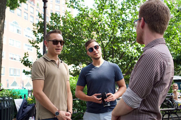 Tiến lại gần camera hơn và quay lưng lại để “đánh lừa” người xem, anh chàng này trông cao chẳng kém gì hai người còn lại, nếu không muốn nói là… cao hơn. (Ảnh: Gizmodo)