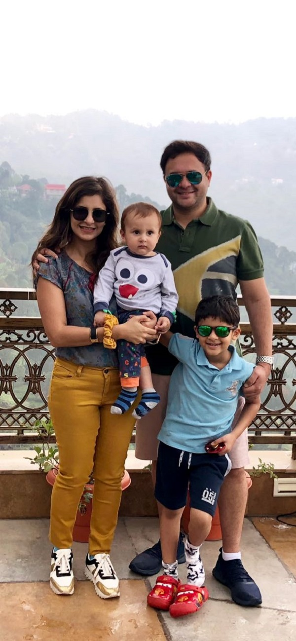 Aayaan cùng bố mẹ và em trai.