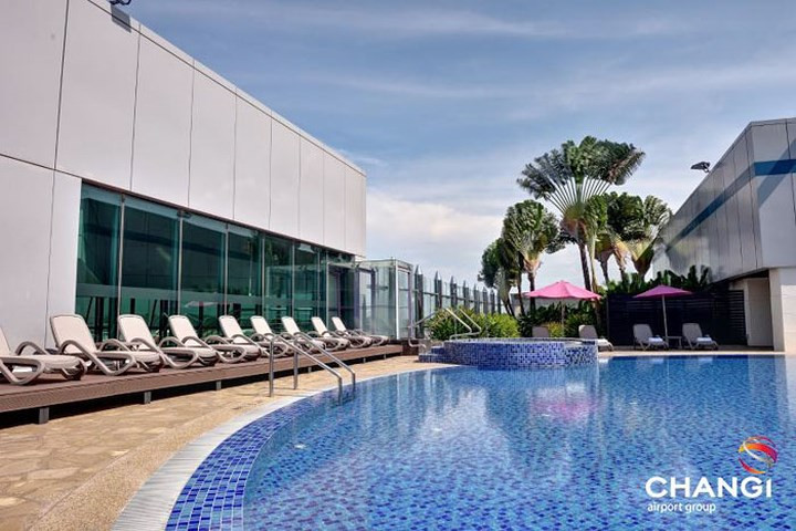 Đối với những du khách muốn bắt đầu một kỳ nghỉ sớm, ngay tại sân bay có một hồ bơi trên tầng mái với bể sục và quầy bar.