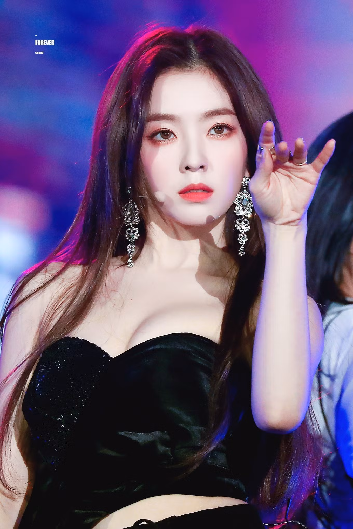 Irene (Red Velvet) chiếm spotlight tại lễ hội âm nhạc SBS Gayo Daejun 2018 nhờ ngoại hình nổi bật, trong đó điểm nhấn là gương mặt 