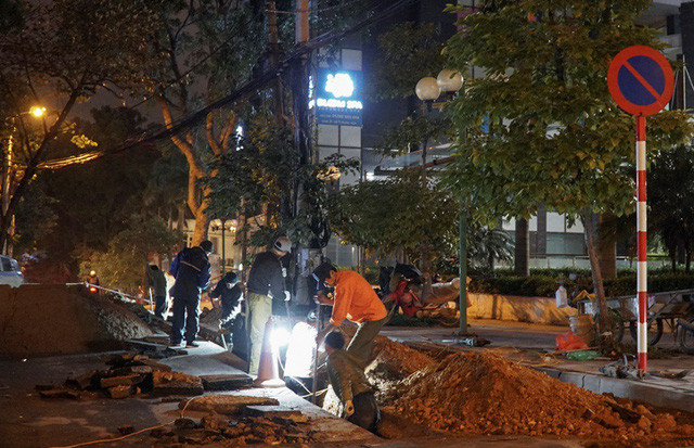 12h đêm, tại phố Trần Duy Hưng (Hà Nội), công nhân vẫn miệt mài với công việc trong giá lạnh.