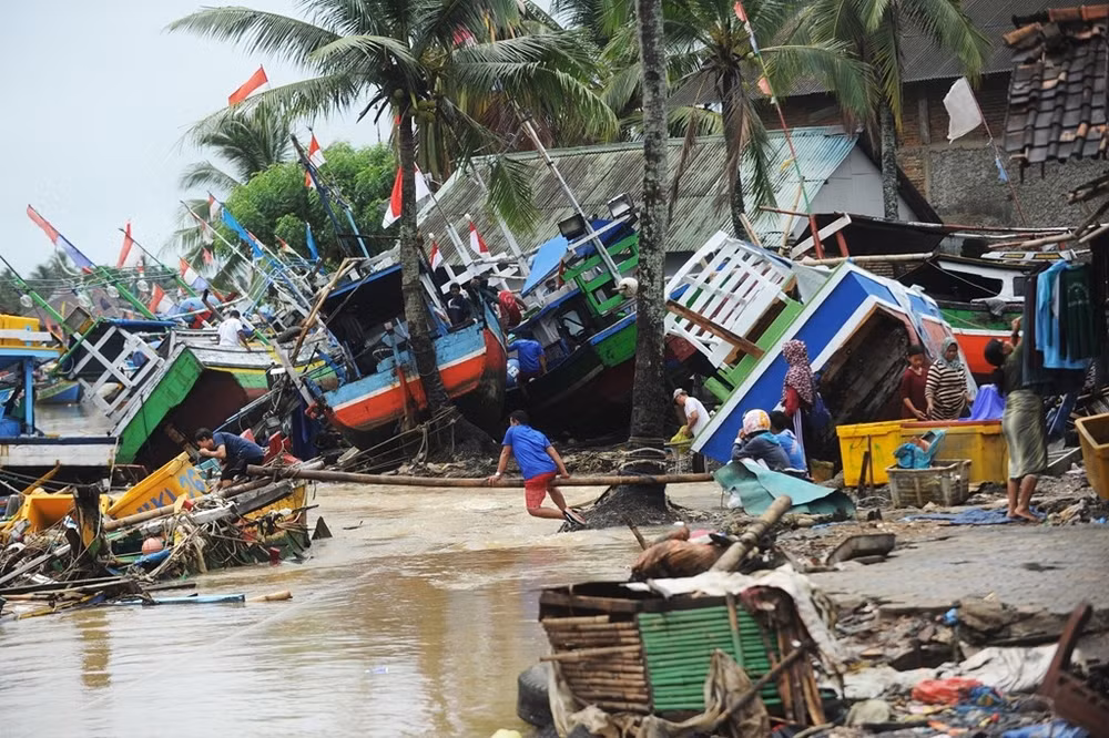 Khung cảnh tan hoang sau khi cơn sóng thần ập tới.