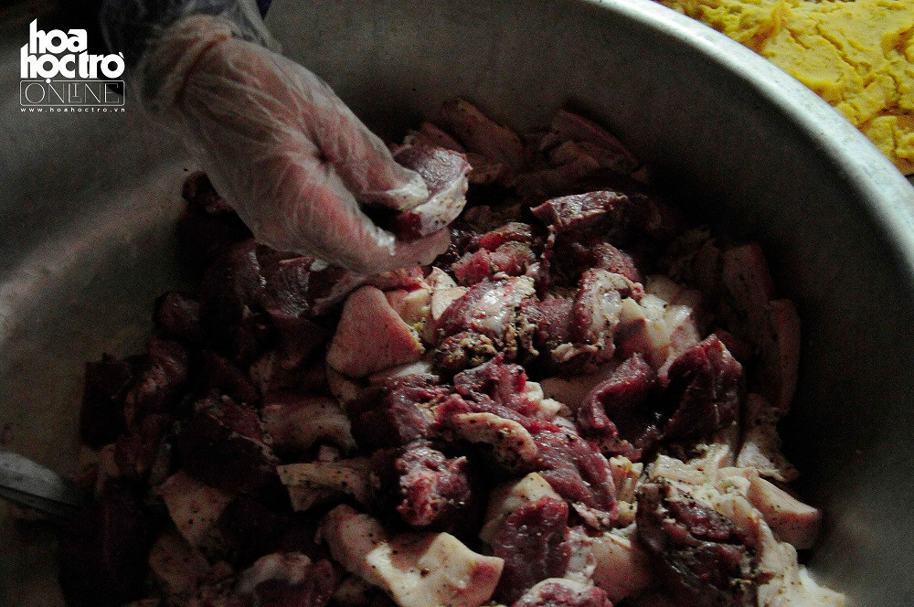 Thịt lợn làm bánh là thịt tươi, nửa nạc nửa mỡ và được tẩm ướp đầy đủ các loại gia vị.