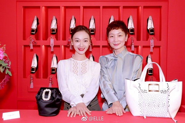 Người đẹp cũng lựa chọn lối make up và làm tóc đơn giản, tập trung vào màu son đỏ tươi tắn và tóc buộc gọn gàng. Mặc dù có nhiều ý kiến cho rằng Ngô Cẩn Ngôn vẫn còn “mờ nhạt” tại các show thời trang, tuy nhiên cũng nhiều fan khen ngợi về nhan sắc độc đáo, ưa nhìn của nữ diễn viên trẻ. Một fan bình luận: “Dù vẫn còn một chút gượng nhưng thần thái của cô ấy đã khá hơn nhiều”.