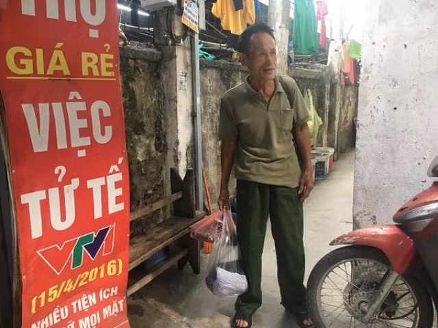 Ông Hiệp "khùng" lên đường về Phú Thọ để thăm hỏi gia đình nạn nhân.
