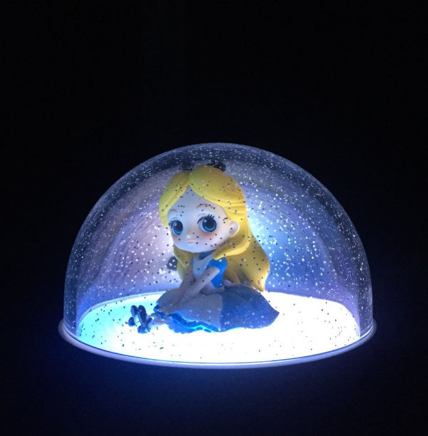 Alice “lỡ bước” lạc vào xứ thần tiên cũng bị nhốt vào luôn!