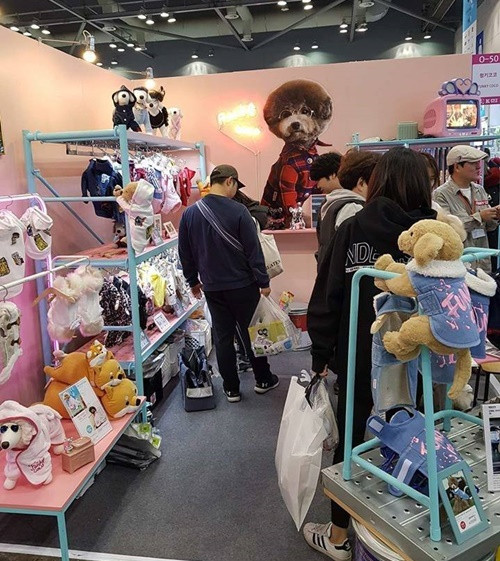 Các shop thời trang chó cưng luôn đông khách.