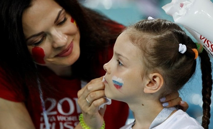 Cổ động viên nhí tuyển Nga tập trung cao độ trong lúc được vẽ quốc kỳ lên mặt. 