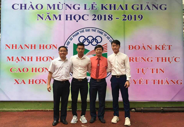 Xuân Trường, Văn Thanh, đại diện CLB HA Gia Lai và đại diện trường Đại học Sư Phạm TDTT TP.HCM trong ngày khai giảng năm học mới.