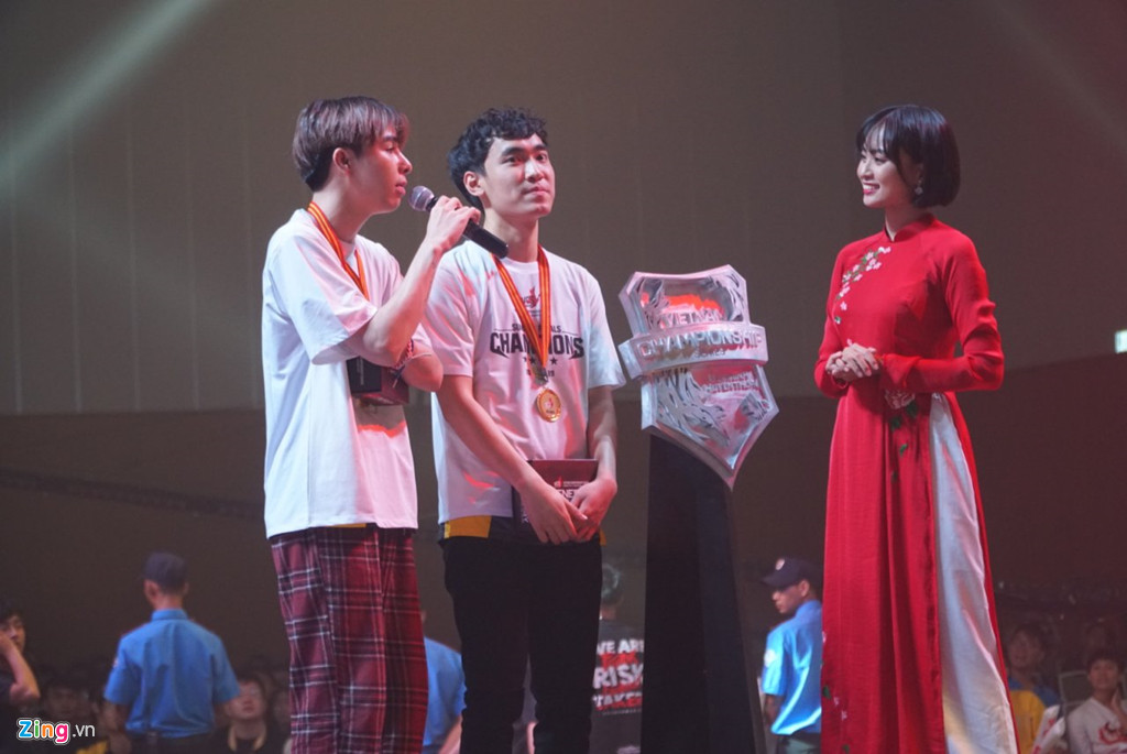 Zeros và Levi muốn gặp lại nhà cựu vô địch thế giới để phục thù.