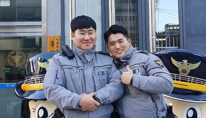 2 cảnh sát Hàn Quốc Park Woo Seok (phải) và Jang Jin Myeong.