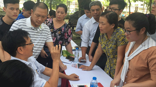 Lãnh đạo một trường đại học tại Hà Nội đang trực tiếp tư vấn cho phụ huynh, học sinh trước khi thí sinh điều chỉnh nguyện vọng. ẢNH ANH HOA