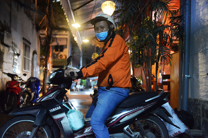 Cũng như những nghề làm việc vào ban đêm khác, giới shipper phải đối mặt với nhiều nguy hiểm giữa đêm. Ảnh: HOÀI NHÂN
