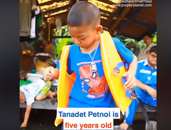 Tanadet mặc áo phao trước khi xuống thuyền.