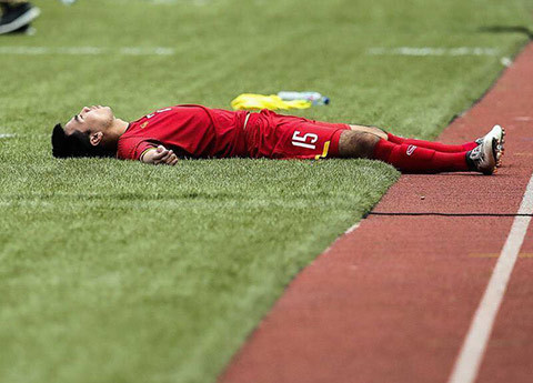 Đức Huy nằm dài trên bãi cỏ sau trận đấu cuối cùng của đời cầu thủ trẻ. (Ảnh: Nguyễn Khánh)