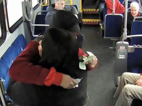 Hành khách lên xe bus và nhận được tiền!