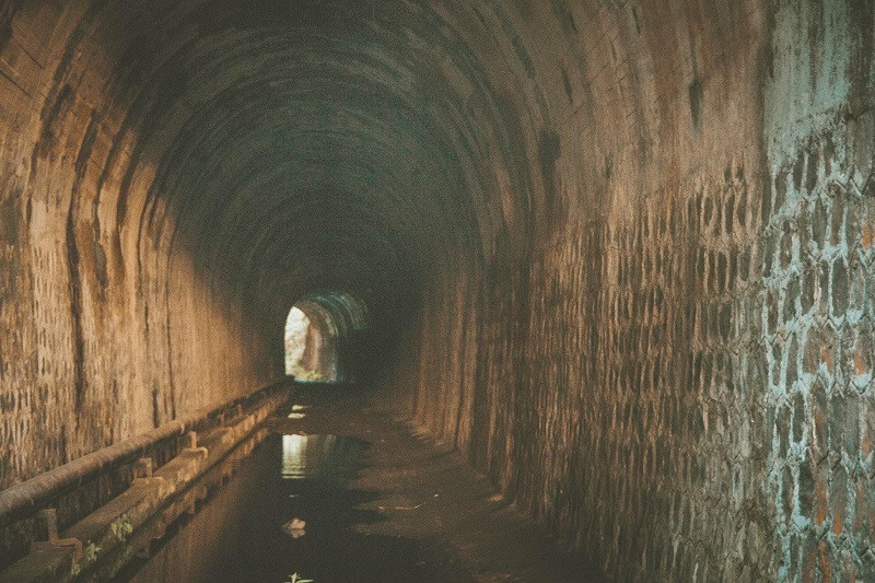 Chỉ cần tận dụng ánh sáng tự nhiên hay bóng tối trong hầm là bạn đã có một bức ảnh đẹp.