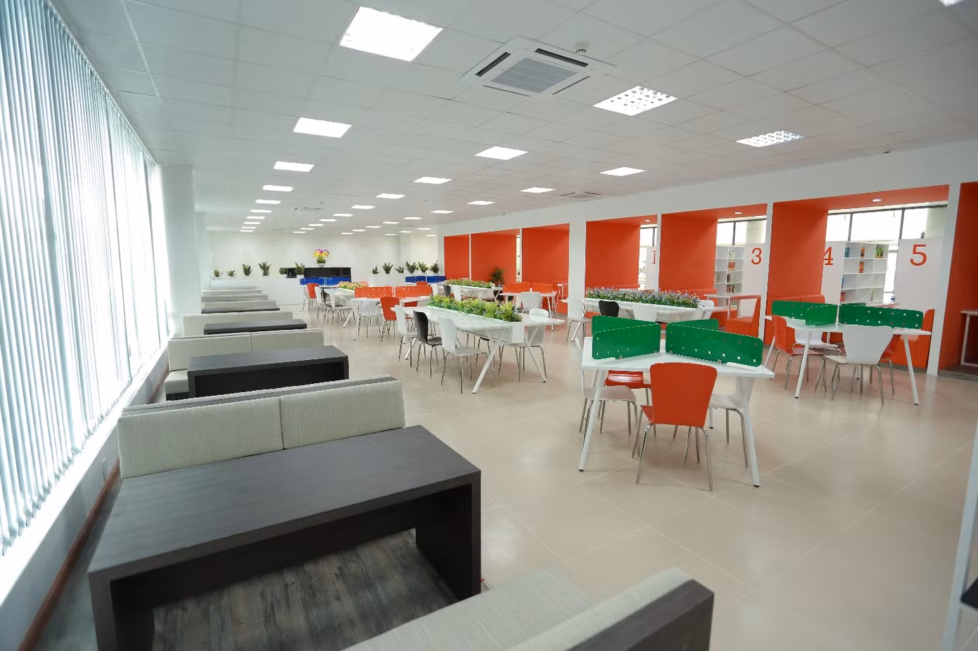 Một góc thư viện của một trường ở ngoại ô Hà Nội, nơi các sinh viên có thể tìm kiếm những đầu sách nước ngoài phục vụ cho việc học tập.