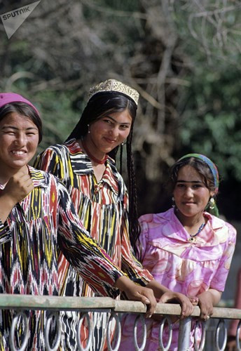 Ở nhiều nơi trên thế giới, phụ nữ thích “mỏng mày, hay hạt”, còn ở Tajikistan, phụ nữ thích có đôi lông mày rậm nối liên nhau như thế này.