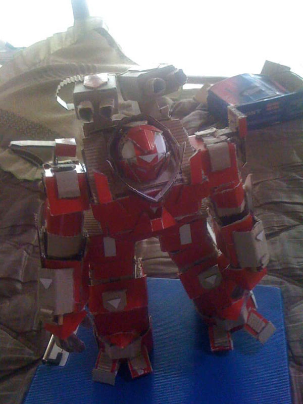 "Siêu phẩm" Hulkbuster từ vỏ hộp bánh trung thu của anh chàng khéo tay nhận được nhiều lời khen từ cộng đồng mạng.