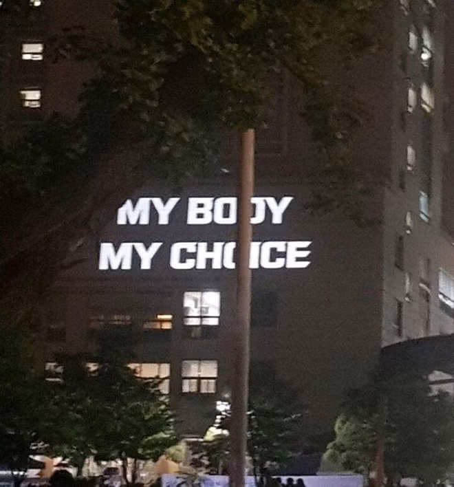 Tuyên ngôn: "Cơ thể của tôi, lựa chọn của tôi" được thắp sáng. Ảnh: Instiz.