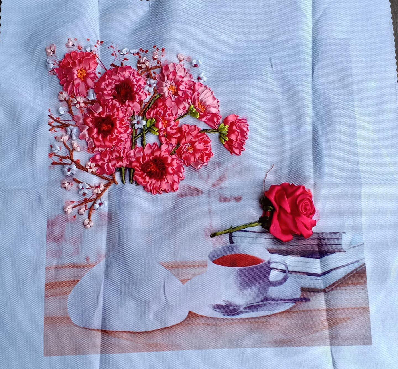 Độ bóng của ruy-băng là một yếu tố rất quan trọng góp phần làm cho bức tranh thêu trông thu hút hơn