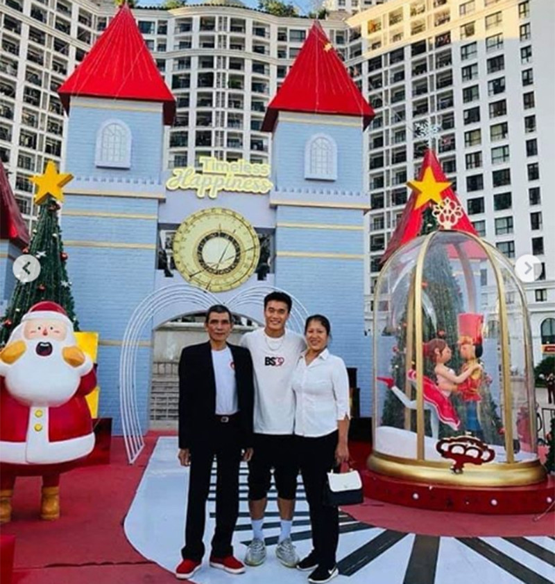 Tiến Dũng vừa có khoảng thời gian nghỉ ngơi thư giãn với bố mẹ.