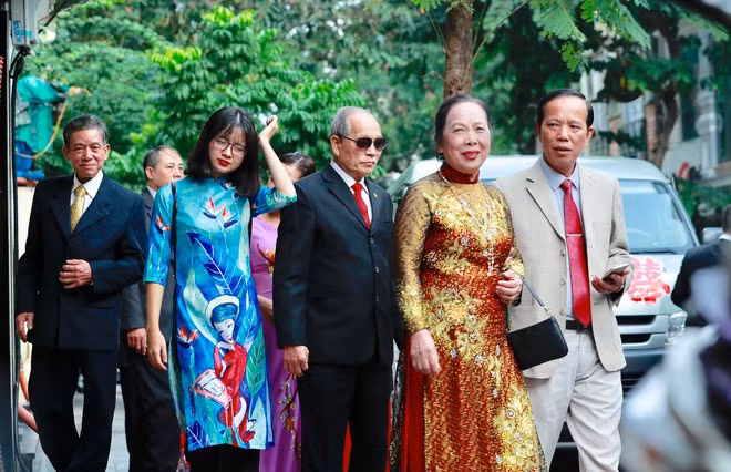 Đoàn đón dâu nhà trai cùng nhau tiến vào.
