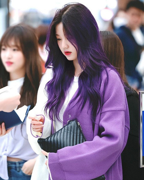 Wonyoung (IZ*ONE) nổi bật ở sân bay với cardigan và mái tóc tông xuyệt tông gam tím.