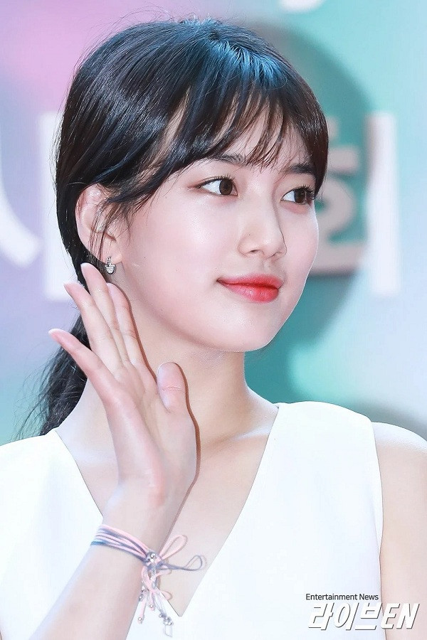 Lâu nay Suzy vẫn nổi tiếng là có làn da đẹp đến không thực, vừa trắng vừa mịn màng không hề có dấu tích của mụn hay lỗ chân lông. Thế nên Suzy mới tự tin khoe mặt mộc trước ống kính được.