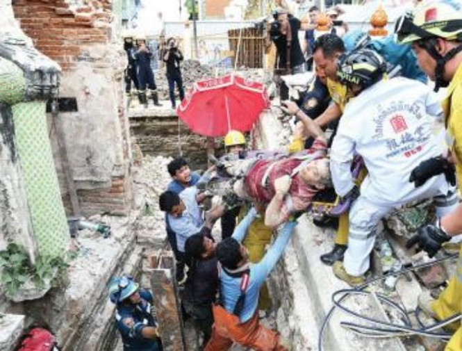 Nạn nhân được cứu trong vụ sập đền. Ảnh: KHAOSOD. Nạn nhân được cứu trong vụ sập đền. Ảnh: KHAOSOD.