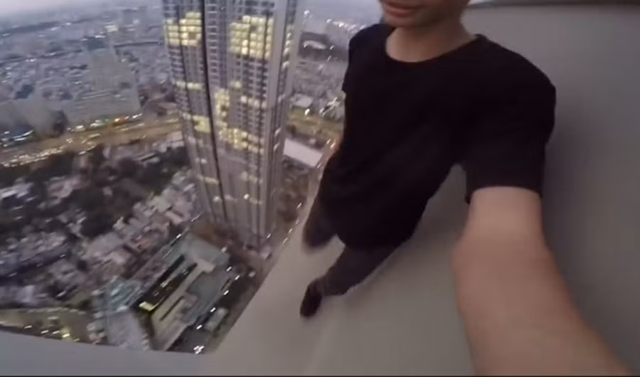 Trước đây, B.R cũng từng có một số clip tương tự liên quan đến những tòa nhà cao tầng.