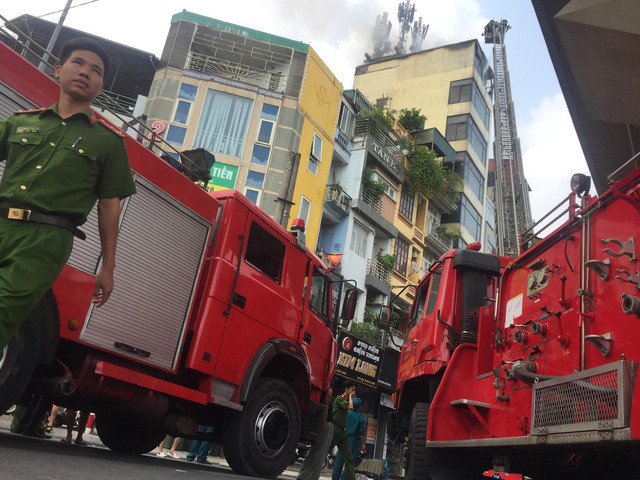 Cháy dữ dội do đốt vàng mã ngày mùng 1.