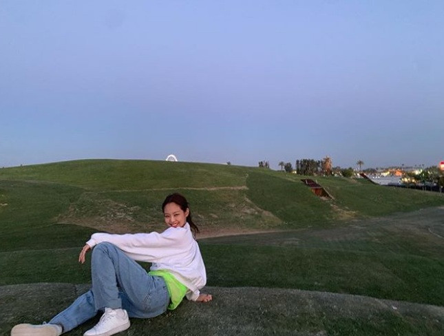 Người ta đến lễ hội âm nhạc Coachella đều phải chụp ảnh check-in với đu quay khổng lồ, Jennie cũng muốn đu theo trào lưu lắm. Nhưng có ai nhìn thấy đu quay khổng lồ đang nằm đâu không?