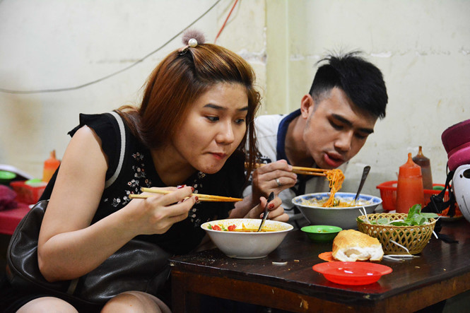 Ai nấy dù ghé lần đầu tiên hay là khách ruột đều mê mẩn hương vị bò kho nơi đây. ẢNH: HOÀI NHÂN.