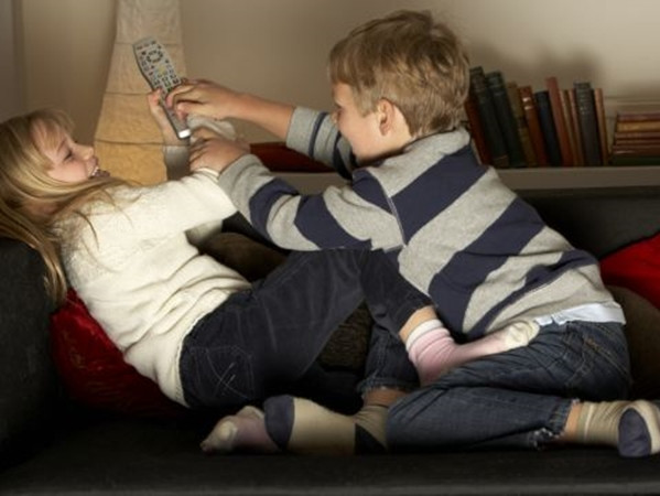 Hình ảnh quen thuộc của những năm 90: cả nhà tranh nhau điều khiển để xem TV.