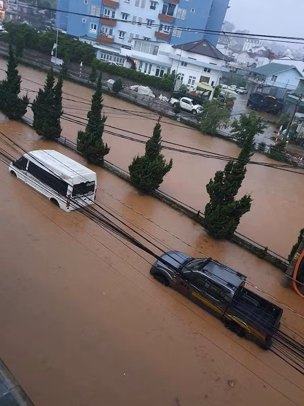 Nhiều tuyến đường ngập sâu.