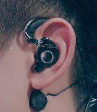 Minho cũng dùng lại tai nghe của Jonghyun.