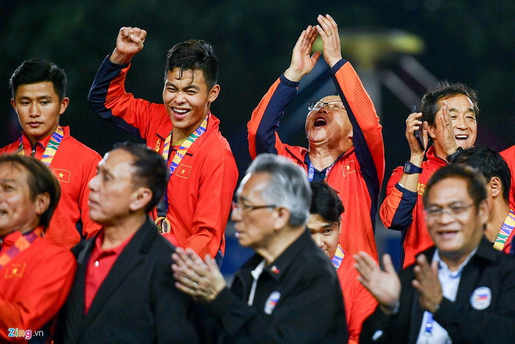Trên bục trao HCV, HLV Park không thể giấu nổi cảm xúc sung sướng. Ông đã dẫn dắt bóng đá Việt Nam đi hết thành công này tới thành công khác.