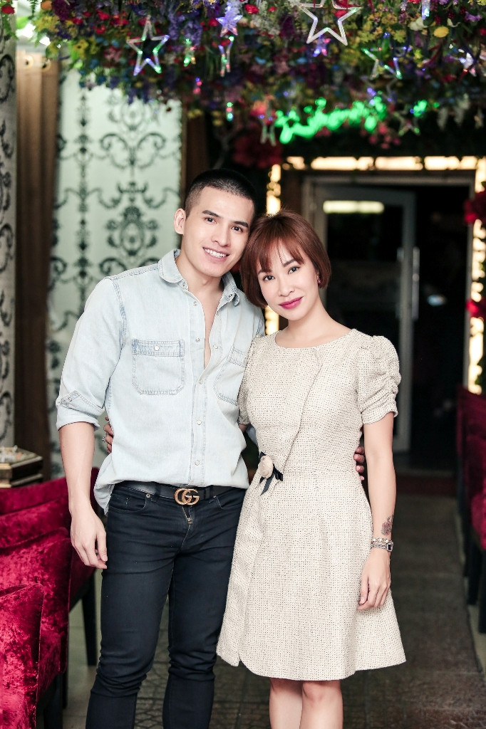 Quốc Thiên - Uyên Linh đến chúc mừng đàn chị.