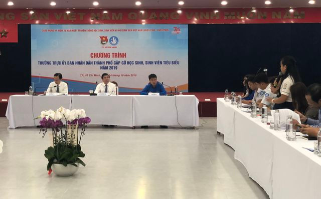 Học sinh trao đổi với lãnh đạo UBND TPHCM những vấn đề về học tập và xã hội.