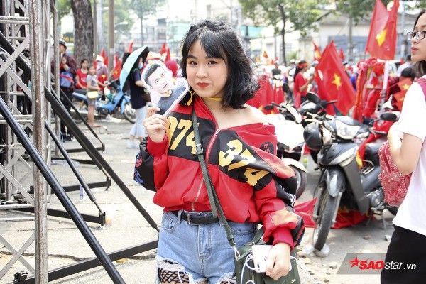 Dàn fan nữ xinh đẹp khoe sắc trước giờ giao lưu cùng U23 Việt Nam ảnh 4