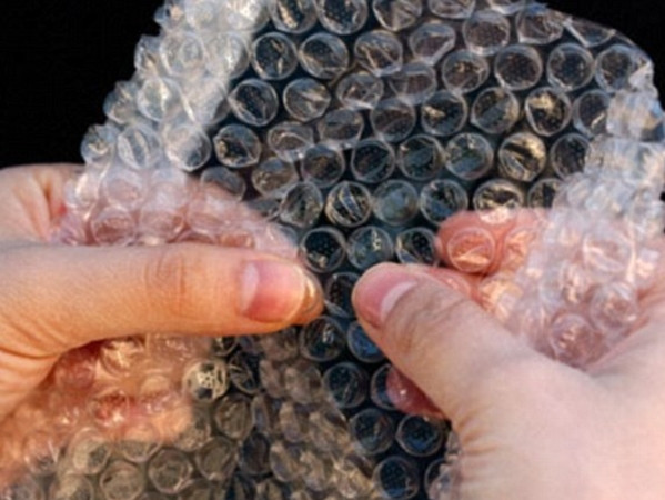 Việc bóp nổ những quả bóng khí li ti trên tấm xốp hơi được cho là giúp giảm căng thẳng trong học hành.