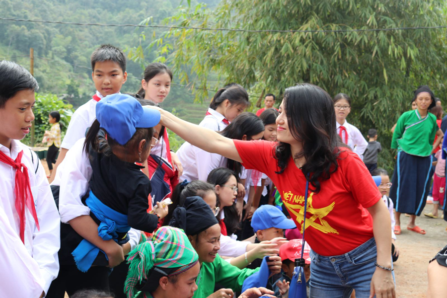 Những chiếc mũ được trao đi cùng với tình yêu thương.