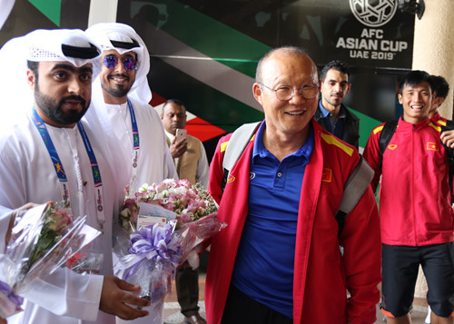 HLV Park Hang-seo nhận hoa và quà từ nhân viên khách sạn Danat Al Ain cũng như dại diện BTC Asian Cup 2019. Ảnh: NGỌC LINH.