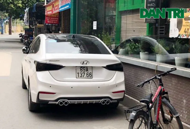 Chiếc xe tải và chiếc xe con liên quan đến vụ đổ chất thải.