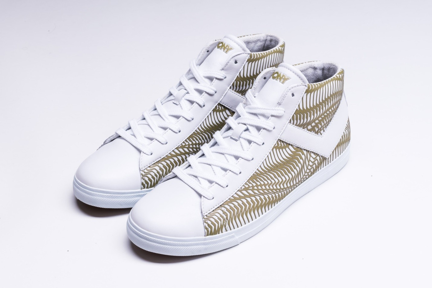 Một đôi sneaker trắng tinh khôi với những họa tiết vàng nổi bật sẽ tạo ấn tượng cực tốt cho bạn trong những buổi gặp gỡ quan trọng.