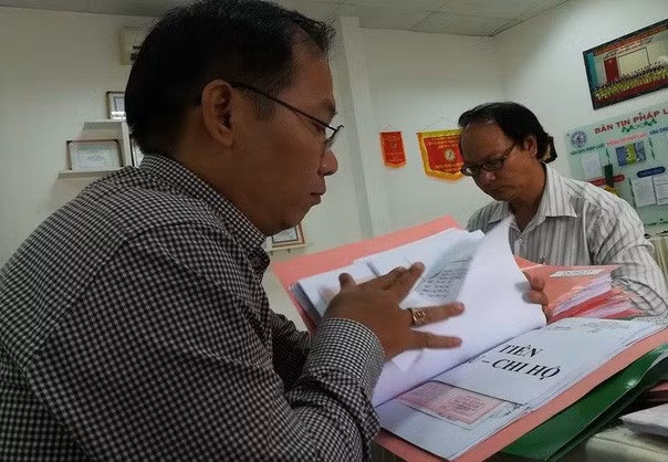 Đoàn khảo sát của Mặt trận TQVN TP.HCM khảo sát về vấn đề thu chi tại các trường ở TP.HCM vào cuối năm 2017.