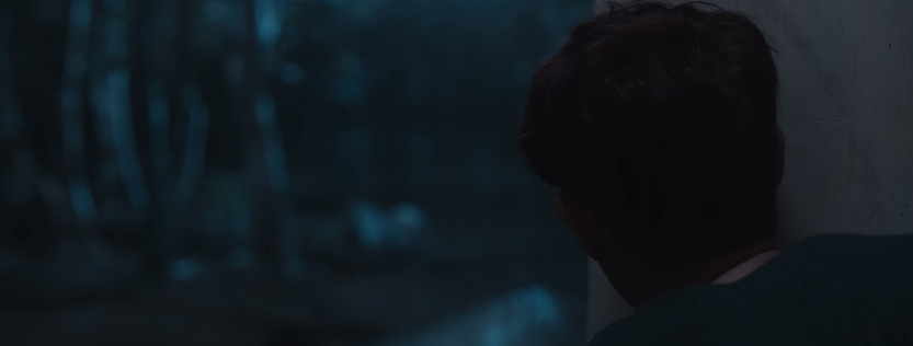 Tiếng xích đu cót két trong đêm hôm khuya khoắt đã thu hút sự chú ý của Huy Khánh.