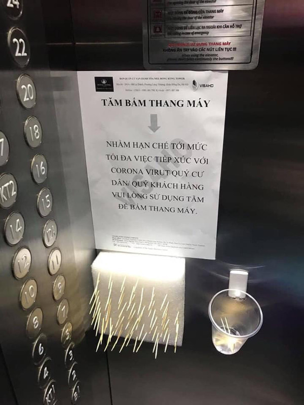Ngăn chặn Covid-19, nhiều tòa nhà khuyến cáo người dân dùng tăm bấm nút khi đi thang máy.